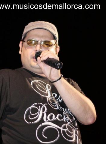 Cantante versatil se ofrece para formacion seria y profesional