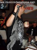 Cantante versatil se ofrece para formacion seria y profesional