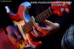 se dan clases de guitarra y bajo.estilos..bues,rock,indie..