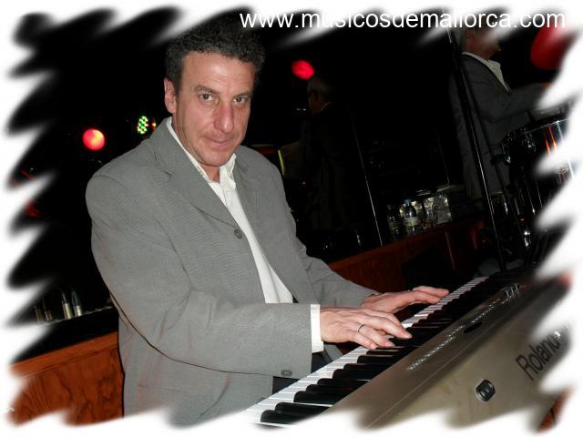 Se ofrece pianista o teclista