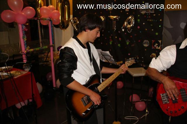 Se ofrece guitarrista de 18 años para grupo de rock o metal