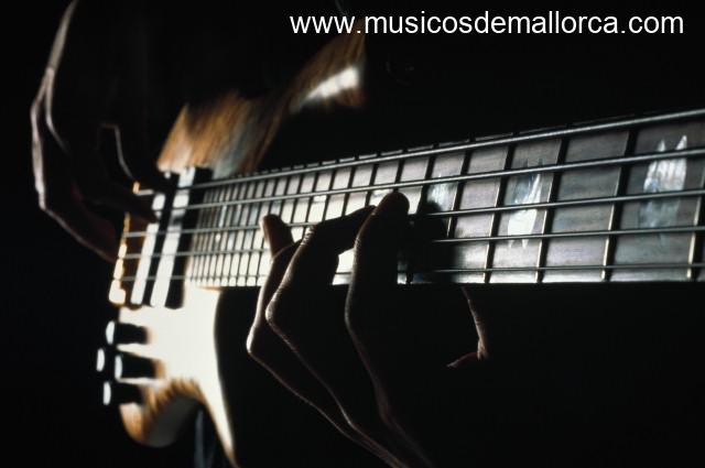 Grupo experimental heavy-thrash-punk busca bajista